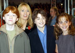 4. November 2001: Rupert Grint, Daniel Radcliffe und Emma Watson mit der Autorin JK Rowling an der Premiere des Films "Harry Potter und der Stein der Weisen" in London. (Bild: Keystone)