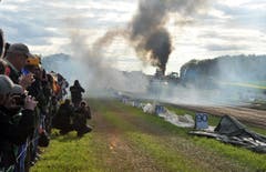 Viel Rauch: Zuschauer und Fotografen schiessen Fotos. (Bild: Nana do Carmo)