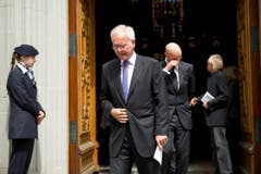 Harald Schmidt und Marc Walder verlassen nach der Abdankungsfeier die Kirche. (Bild: Urs Bucher)