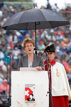 Musste im Regen sprechen: Bundesrätin Simonetta Sommaruga. (Bild: Keystone)