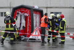 Feuerwehrler beim Dekontaminationszelt. (Bild: Mario Testa)