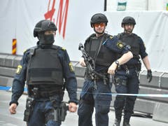 At least three killed after truck crashes into department store in central Stockholm (Bild: Keystone)