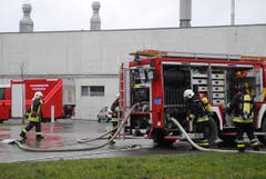 Rund 100 Einsatzkräfte verschiedener Feuerwehren waren vor Ort. (Bild: Mario Testa)
