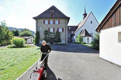 Rasenpflege: Bruder Melchior Schumacher hält das Grün in Schuss. (Bild: Hanspeter Schiess)