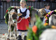 Lea Falk aus St.Gallen wartet mit Lina. (Bild: Keystone)