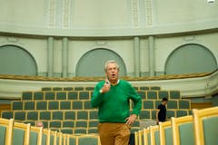 Alles bestens: Pepe Lienhard prüft die Tonqualität in der Tonhalle. (Bild: Urs Bucher)