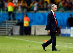Ein enttäuschter Ottmar Hitzfeld zieht von dannen. (Bild: Keystone)