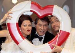 Posieren mit den Musical-Hauptdarstellern Marie Mäkelburg und Jerry Marwig nach der Premiere. (Bild: Keystone)