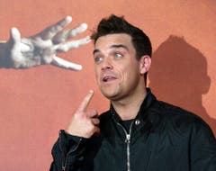 Können diese Augen lügen? 2002 unterzeichnet Robbie Williams mit der Plattenfirma EMI einen rekordverdächtigen Deal: Der Künstler erhält für vier Alben 80 Millionen britische Pfund. (Bild: Keystone)