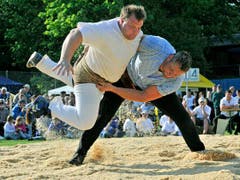 Nöldi Forrer und Beni Notz im Schlussgang am Kantonalen Schwingertag in Weinfelden. (Bild: Reto Martin)