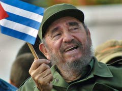 fidel Castro schwingt die Kubanische Flagge im Mai 2005. (Bild: ALEJANDRO ERNESTO)