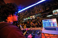 Guerilla-Konzert: Ein DJ beschallt vom Balkon aus die Rheinstrasse. (Bild: Reto Martin)