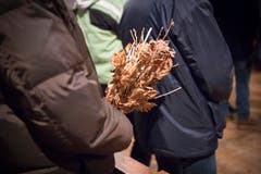 Der "Badnjak", hier aus zusammengebundenen Ästen, beziehen die Familien jeweils vor der Kirche. (Bild: Ralph Ribi)