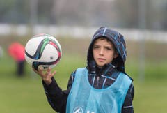 Auch der Balljunge trotzt dem Regen. (Bild: Andrea Stalder)