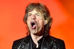 Ein Mund - eine Marke. Mick Jagger vor der roten Videofläche im Letzigrund. (Bild: WALTER BIERI (EPA KEYSTONE))