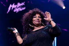Die amerikanische Soul-Sängerin Chaka Khan hat gerne wilde Blumen, ausserdem isst sie mit Vorliebe Sardinen. Davon braucht es laut Rider sechs Büchsen. Und die 62-Jährige hat noch einen Wunsch: Keine Treppen im Backstage-Bereich. (Bild: Keystone)