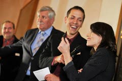 Moderator Mario Testa scherzt mit Mona Vetsch. (Bild: Donato Caspari)