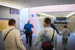 Am Bahnhof in Buchs werden FlŸchtlinge erwartet (Bild: Urs Bucher)