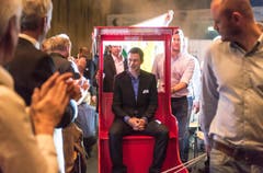 Orientierungsläufer Daniel Hubmann wurde auf einem mobilen Thron in den Saal gefahren. (Bild: Michel Canonica)