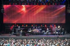 Elton John mit seinem Ensemble. (Bild: Urs Bucher)