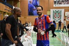 Brasilianer unter sich. Amriswils Ex-Meisterspieler Alan Soares und Ajaccios Spieler Leonardo Cruz Miranda. (Bild: Manuel Nagel)