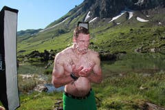 Der Emmentaler Matthias Sempach (26) stand im kalten Blausee und wusch sich mit dem eiskalten Waser. (Bild: www.dieboesen.ch)