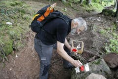 Im Rucksack sind die Wegweiser und das Werkzeug versorgt. (Bild: Jolanda Riedener)