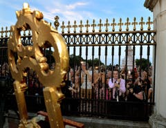 Der Prinz ist da, die Geburtsurkunde aufgestellt - Grossbritannien feiert. (Bild: Keystone)