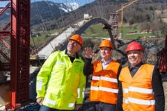 Termin auf der Baustelle: Willi Haag (Mitte) mit Kantonsingenieur Urs Kost (links) und dem Gemeindepräsidenten von Vättis, Ferdinand Riedererer, bei der Taminabrücke in Pfäfers. (Bild: Keystone)