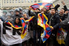 Anlässlich des Staatsbesuchs protestierten rund 400 Exil-Tibeter in Bern. (Bild: Keystone)