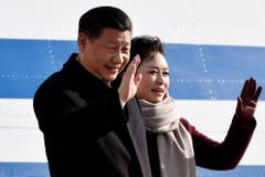In der Schweiz gelandet: China's President Xi Jinping und seine Frau Peng Liyuan. (Bild: Keystone)