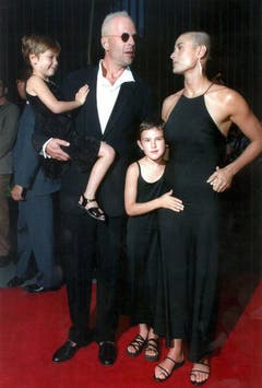 Die US-Schauspielerin Demi Moore und ihr damaliger Mann Bruce Willis posieren am 23. Juni 1996 im New Yorker Ziegfeld Theatre mit ihren Kindern Scout (links) und Rumer. (Bild: Keystone)