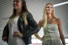 Laura Bilgeri aus St.Gallen präsentiert sich auf dem Laufsteg. (Bild: Benjamin Manser)