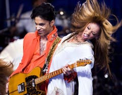Sex sells: Die Bühnenshows von Prince waren oftmals sehr erotisch - auch dank der Tänzerinnen, die Gerüchten zufolge nicht grösser sein durften als der Maestro selbst (Aufnahme von 2007). (Bild: Keystone)