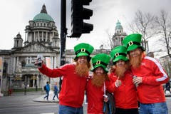 Die Schweizer Fans sind in Belfast parat für die Partie gegen Nordirland. (Bild: Laurent Gilliéron / Keystone)