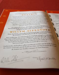Die Abdankungsurkunde: Hier steht geschrieben, dass Willem-Alexander nun König der Niederlande ist. (Bild: Keystone)