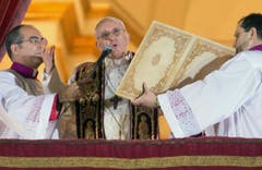 Der neue Papst spricht zu den zehntausend Pilgern auf dem Petersplatz. (Bild: Keystone)