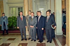 Vaclav Havel, Präsident der damaligen Tschechoslowakei, wird am 22. November 1990 im Bundeshaus in Bern bei seinem offiziellen Arbeitsbesuch von den Bundesräten René Felber, Arnold Koller und Otto Stich. (Bild: Keystone)