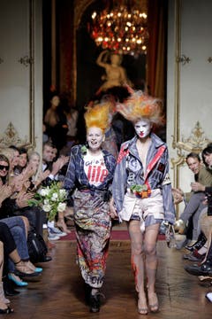 Vivienne Westwood läuft nach der Präsentation ihrer Frühling-Sommer-Kollektion 2010 mit einem Model über den Laufsteg. (Bild: Keystone)