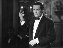 Der österreichische Popstar Falco stellt seinen Titel 'Vienna calling' in der TV-Show 'Die Verflixte 7' in der Augsburger Sporthalle vor (Aufnahme vom 12. Oktober 1985). (Bild: Keystone)