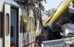 At least 10 dead as two trains collide in southern Italy (Bild: Keystone)