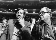 Max Frisch und Günter Grass 1977 bei der Versammlung der SPD in Hamburg. (Bild: Keystone)