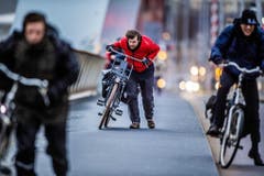 UNWETTER, ORKAN, STURMTIEF, WIND, RADFAHRER, VELOFAHRER, (Bild: Keystone)