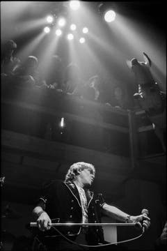 Der Mundart-Rocker Polo Hofer während eines Konzertes im Dezember 1991 in der Mühle Hunziken bei Bern. (Bild: Alessandro della Valle, Keystone / Rubigen, 1. Dezember 1991)