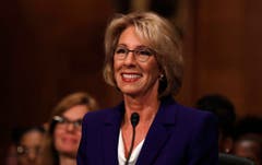 Betsy DeVos (58): Bildungsministerin. Die Milliardärin ist eine von zwei Frauen in Trumps Kabinett. Sie war eine der Hauptsponsorinnen von dessen Wahlkampf. DeVos war Vorsitzende der Republikaner in Michigan. Sie setzt sich dafür ein, dass Eltern entscheiden können, auf welche Schule ihre Kinder gehen können. Ihre Kritiker befürchten eine Schwächung des staatlichen Schulsystems. (Bild: Keystone)