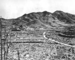 Die Römisch-Katholische Kirche von Urakami steht noch. Sonst ist die Stadt Nagasaki dem Erdboden gleich gemacht. (Bild: Keystone)
