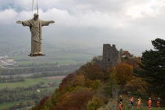 Es war der bereits zweite Versuch, die Statue zu transportieren. (Bild: Keystone)