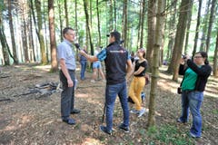Ein Journalist interviewt Hanspeter Krüsi, Mediensprecher der Kantonspolizei St.Gallen. (Bild: Hanspeter Schiess)