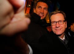 Auf Staatsbesuch in der Heimat des ehemaligen Box-Weltmeister Wladimir Klitschko (links): Westerwelle (rechts) in der Ukraine. (Bild: Keystone)
