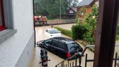Schwimmende Autos in Bronschofen. (Bild: Leserbild/Amanda Meloni)